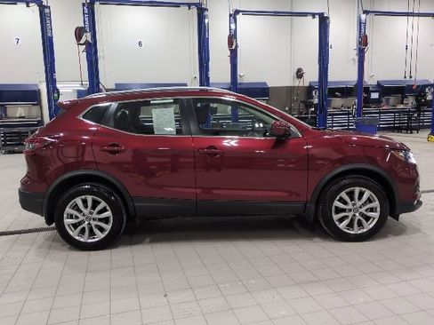 Used 2022 Nissan Rogue Sport SV image 2