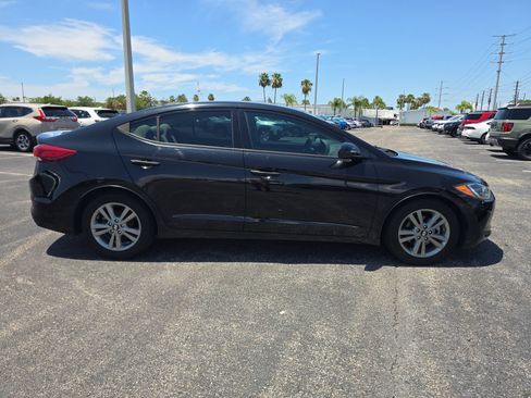 Used 2017 Hyundai Elantra SE FWD image 3