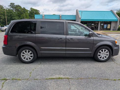 Used 2015 Chrysler Town & Country Touring FWD image 9
