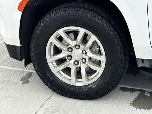 Used 2024 Chevrolet Suburban LT image 32