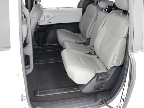 Used 2025 Toyota Sienna XLE FWD image 29