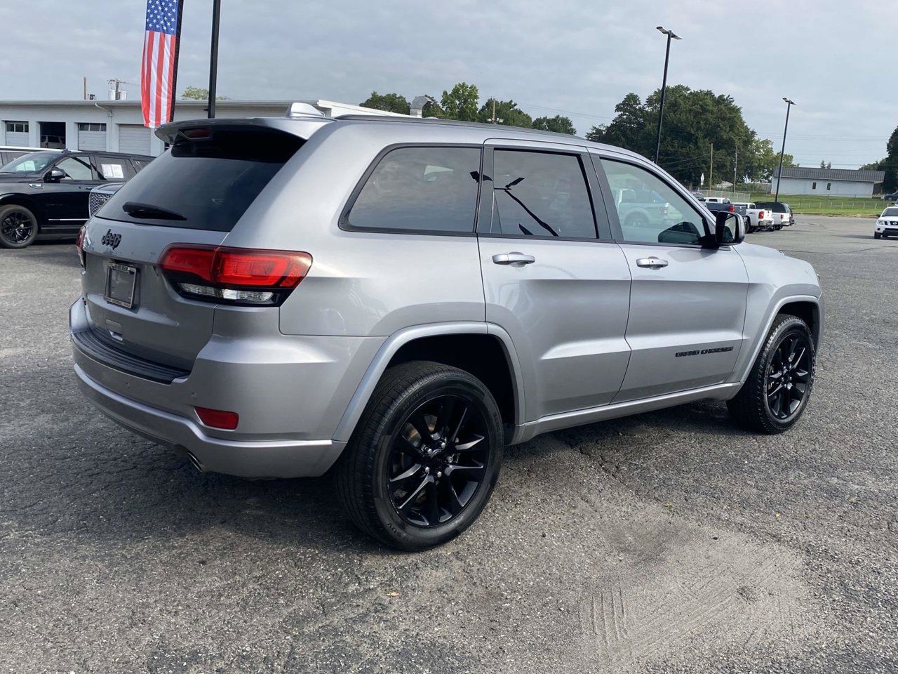 Used 2017 Jeep Grand Cherokee Altitude AWD/4WD image 8