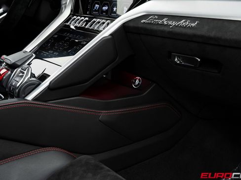 Used 2022 Lamborghini Urus *HIGH GLOSS BLACK STYLE PACKAG image 32