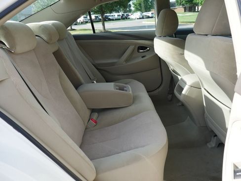 Used 2010 Toyota Camry LE FWD image 17