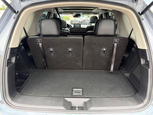 Used 2025 Honda Pilot Touring image 9