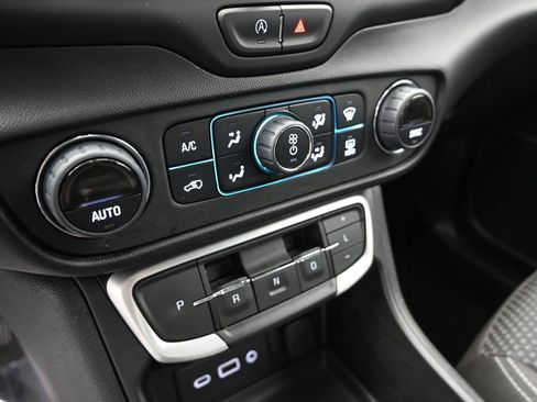 Used 2023 GMC Terrain SLE w/ Driver Convenience Package image 18