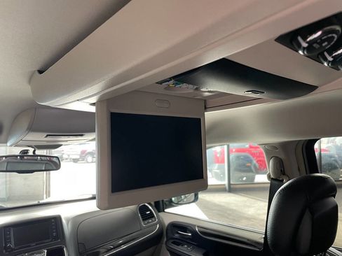 Used 2014 Chrysler Town & Country Touring image 24