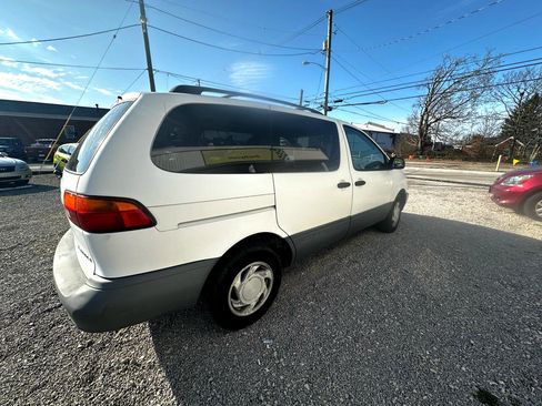Used 1998 Toyota Sienna LE image 4