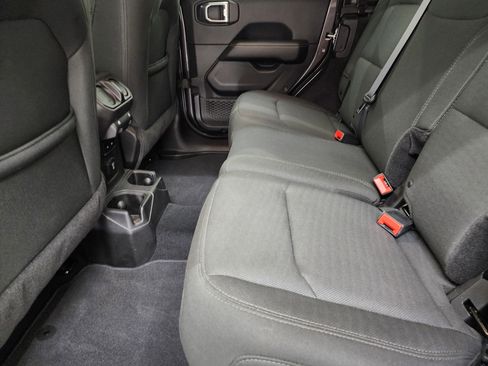 Used 2018 Jeep Wrangler Unlimited Sahara image 31