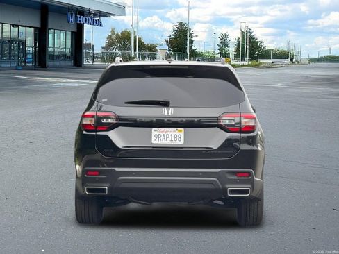 Certified 2025 Honda Pilot Black Edition image 7