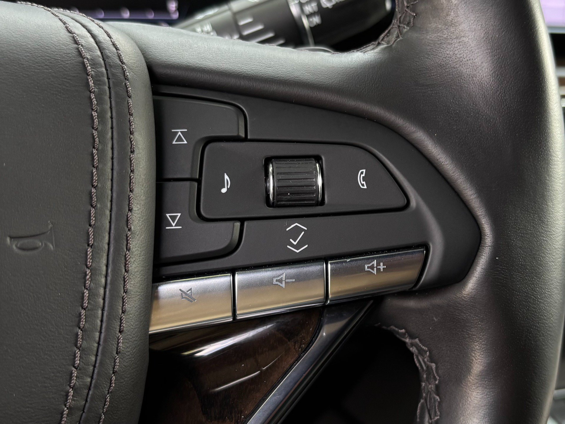 Used 2024 Cadillac Escalade Premium Luxury Platinum AWD/4WD image 54