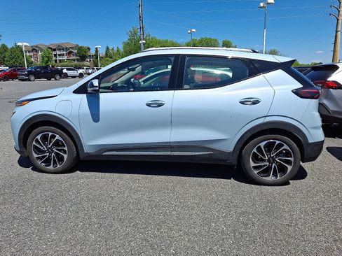 Certified 2023 Chevrolet Bolt EUV Premier w/ Sun & Sound Package FWD image 4
