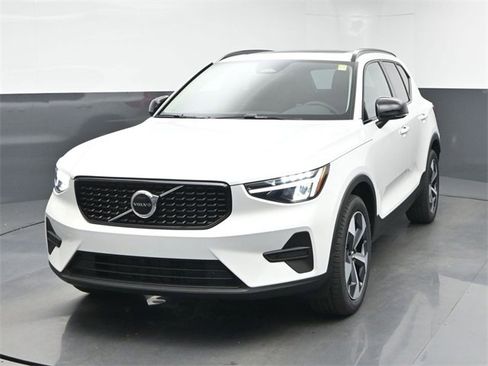 New 2026 Volvo XC40 B5 Core w/ Climate Package image 3
