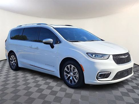 Used 2023 Chrysler Pacifica Pinnacle image 3