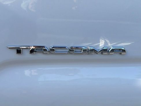 Used 2018 Toyota Tacoma TRD Sport w/ Technology Package image 9