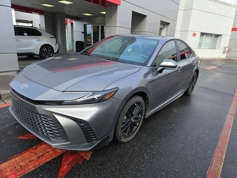 Used 2025 Toyota Camry SE w/ Convenience Package image 3