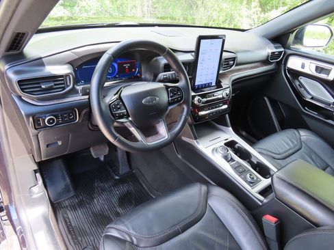 Used 2023 Ford Explorer Platinum w/ Technology Package AWD/4WD image 28
