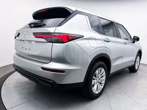 New 2025 Mitsubishi Outlander ES image 7