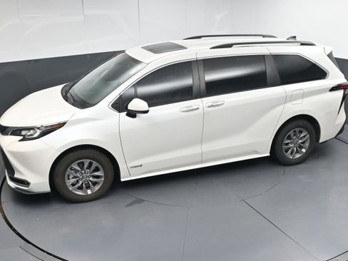 Certified 2021 Toyota Sienna XLE image 39