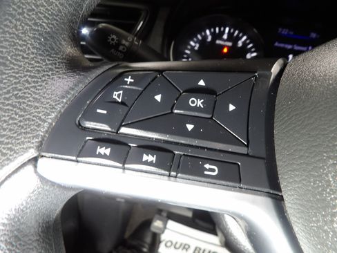 Used 2020 Nissan Rogue S FWD image 19