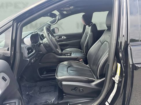 Used 2025 Chrysler Pacifica Limited FWD image 6