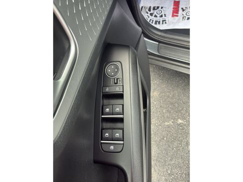Used 2025 Kia Soul LX w/ LX Technology Package FWD image 12
