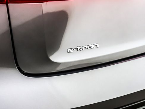 Used 2022 Audi e-tron Premium w/ Convenience Plus Package image 10