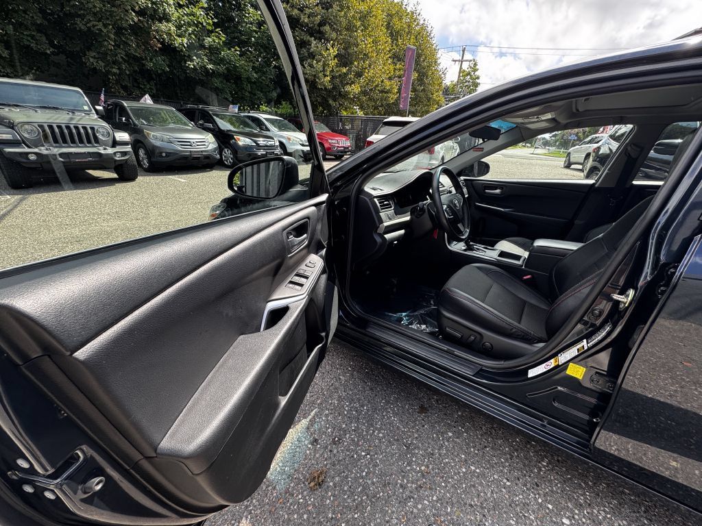 Used 2017 Toyota Camry SE w/ Moonroof Package FWD image 12