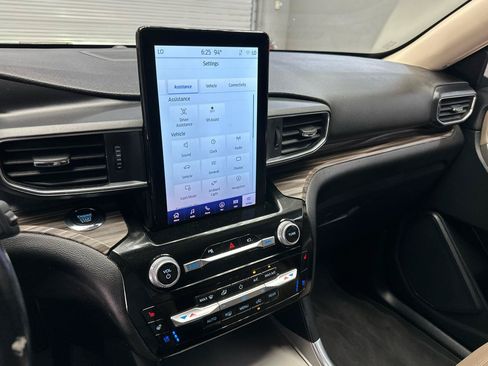 Used 2022 Ford Explorer Limited w/ Limited Technology Package RWD image 25