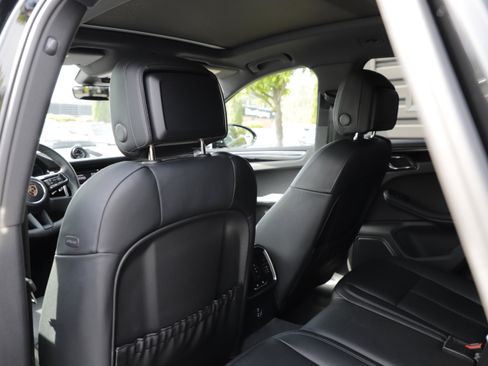 Used 2025 Porsche Macan AWD/4WD image 16