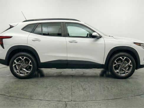 Used 2025 Chevrolet Trax LT w/ LT Convenience Package FWD image 11