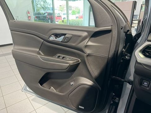 Used 2023 GMC Acadia SLT FWD image 28