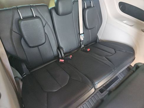 Used 2020 Chrysler Pacifica Touring-L Plus image 10