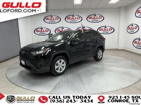 Used 2019 Toyota RAV4 LE FWD image 2