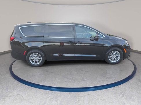 New 2026 Chrysler Pacifica Select FWD image 4