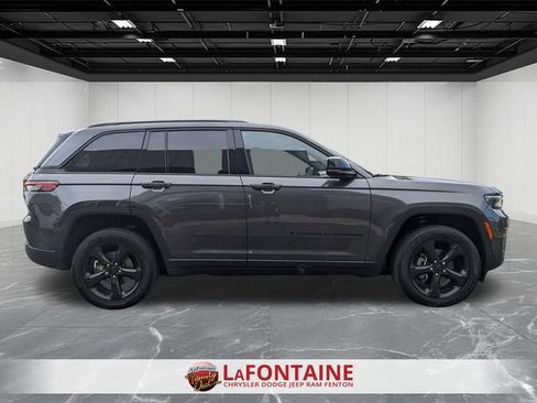 Used 2024 Jeep Grand Cherokee Altitude AWD/4WD image 6