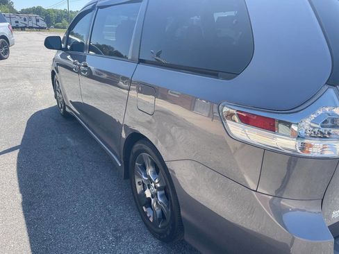 Used 2016 Toyota Sienna SE Premium image 7
