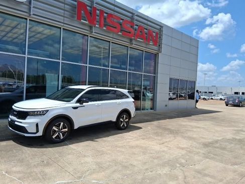 Used 2022 Kia Sorento S FWD image 2