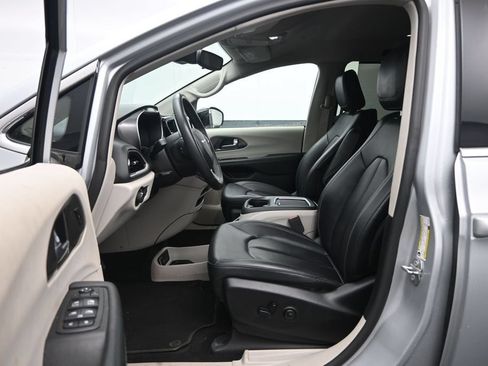 Used 2024 Chrysler Pacifica Touring-L FWD image 22
