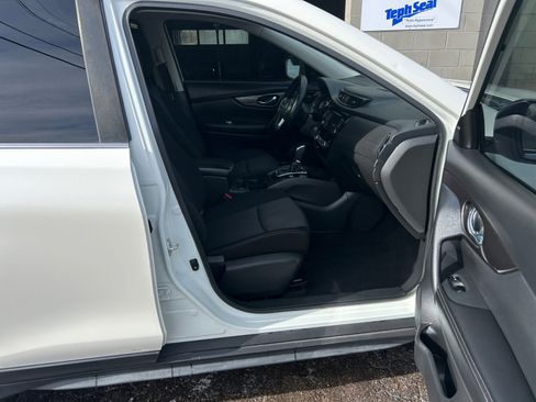 Used 2019 Nissan Rogue SV w/ Sun & Sound Touring Package image 31