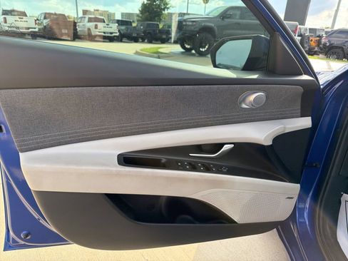 Used 2025 Hyundai Elantra Limited FWD image 12