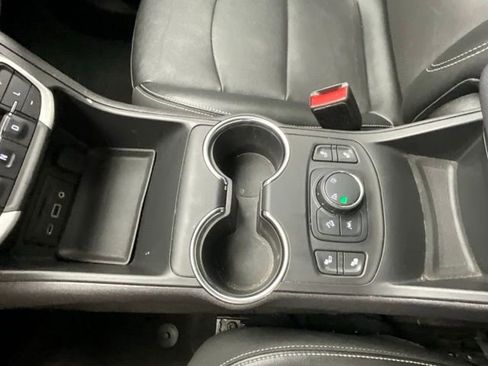 Used 2024 GMC Terrain SLT AWD/4WD image 19
