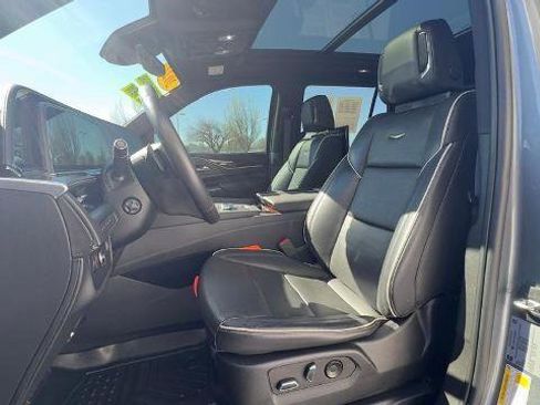 Used 2022 Cadillac Escalade Premium Luxury image 16