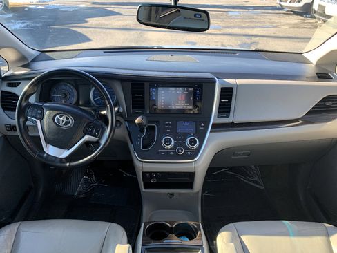 Used 2016 Toyota Sienna XLE image 29