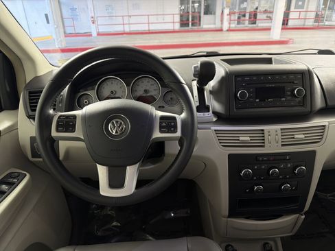 Used 2011 Volkswagen Routan SE image 16