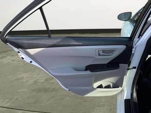 Used 2015 Toyota Camry SE image 11