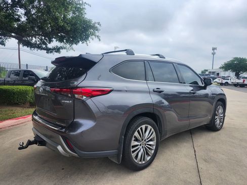Used 2022 Toyota Highlander Platinum AWD/4WD image 3