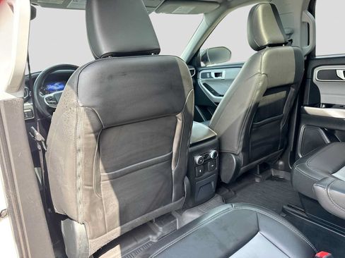 Used 2023 Ford Explorer XLT w/ Equipment Group 202A AWD/4WD image 17