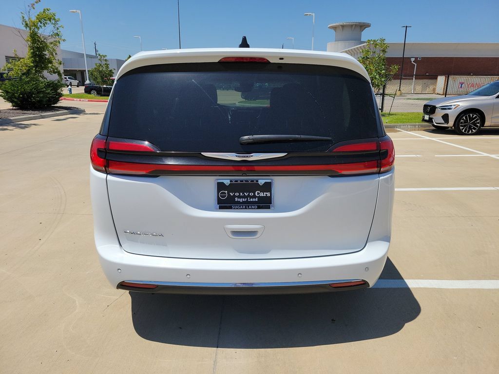 Used 2024 Chrysler Pacifica Touring-L FWD image 6