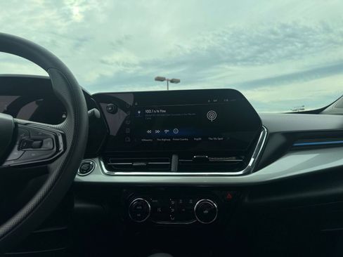 Used 2025 Chevrolet Trax LT image 18